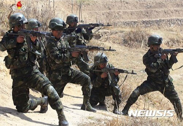 ▲ 북한군 특수부대의 훈련 모습. 헬멧 앞에 있는 부분이 야간투시경을 부착하는 곳이다. ⓒ뉴시스. 무단전재 및 재배포 금지.
