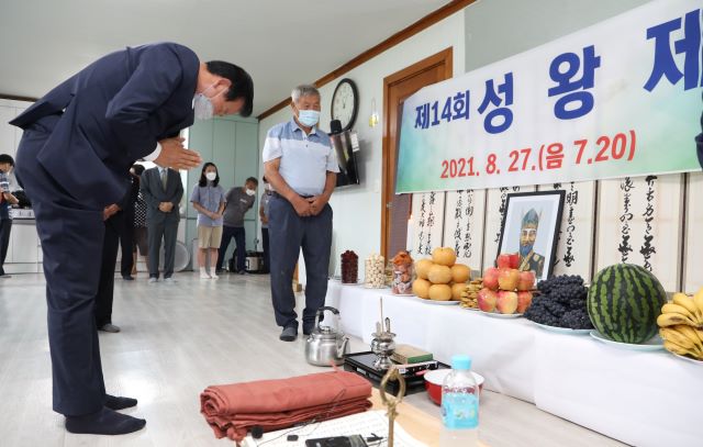 ▲ 김재종 옥천군수가 군서면 월전리 마을회관에서 열린 성왕 위령제에서 잔을 올리고 있다.ⓒ옥천군