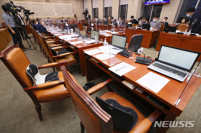 ▲ 지난 25일 서울 여의도 국회에서 열린 법제사법위원회 전체회의에서 국민의힘 의원들이 퇴장한 가운데 더불어민주당과 열린민주당 의원들이  '징벌적 손해배상' 언론중재법에 대해 토론하고 있다. ⓒ뉴시스