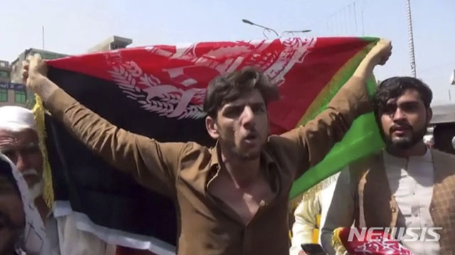▲ 지난 18일(현지시간) 잘랄라바드에서 벌어진 반탈레반 시위. 탈레반에 반대하는 아프간 시민의 수도 적지 않다. ⓒ뉴시스 AP. 무단전재 및 재배포 금지.