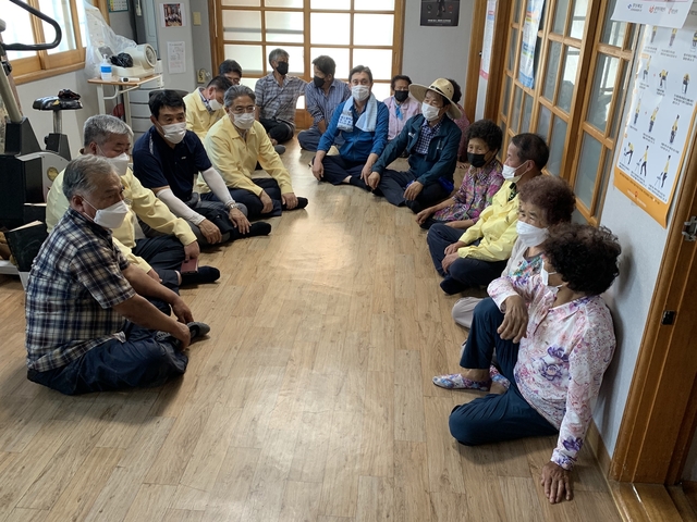 ▲ 강성조 경북도 행정부지사(왼쪽 네번째)는 지난 23과 24일 태풍과 집중호우로 주택 침수피해를 입은 지역의 이재민을 위로하기 위해 임시주거시설을 긴급 방문했다.ⓒ경북도