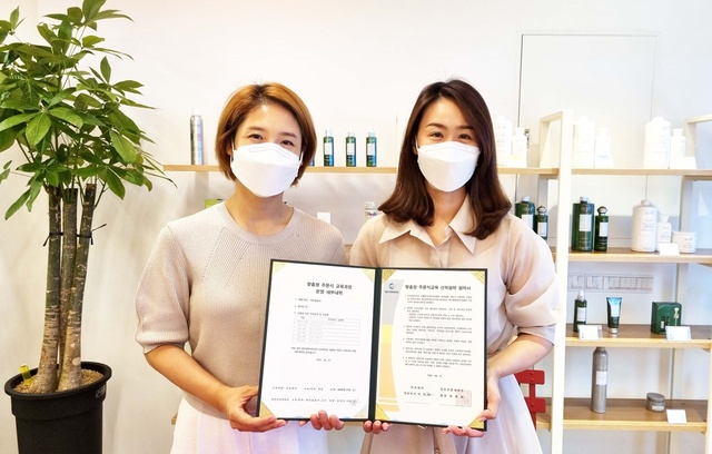 ▲ 대구 영진전문대학교(총장 최재영)와 라포헤어(대표 이경민)는 뷰티 분야 전문인재 양성을 위해 공동으로 노력하기로 하고 27일 맞춤형 주문식교육 협약을 체결했다.ⓒ영진전문대