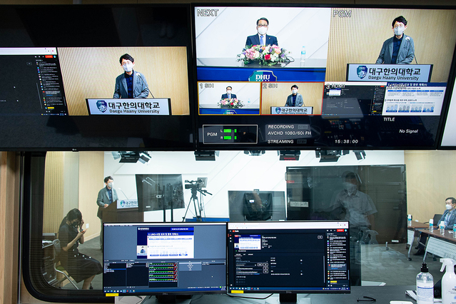 ▲ 대구한의대학교(총장 변창훈)는 지난 26일 DHU 꿈이룸 스튜디오에서 대학의 대내외 현황에 대해 점검하고 2021학년도 2학기 학사업무의 원활한 수행을 위하여 전체 교직원을 대상으로 원격화상회의를 진행했다.ⓒ대구한의대