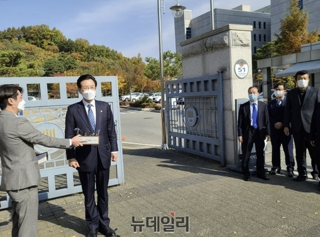 ▲ 더불어민주당 정정순 국회의원이 지난해 10월 31일 청주지검 정문에서 검찰 출석에 앞서 자신의 입장을 밝히고 있다.ⓒ뉴데일리 DB