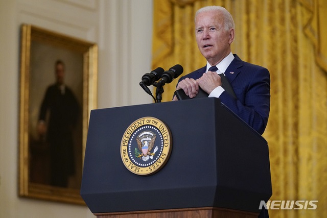 ▲ 조 바이든 미 대통령이 지난 26일 백악관에서 아프가니스탄 카불 공항 인근에서 벌어진 자살폭탄테러와 관련, 아프간 상황에 대한 기자들의 질문에 답하고 있다.ⓒ뉴시스