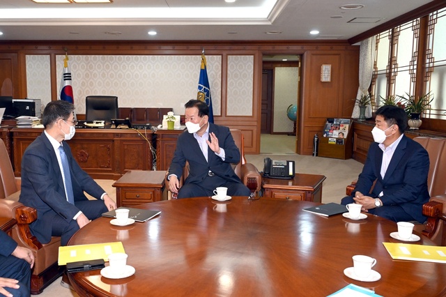 ▲ 장욱현 영주시장(사진 왼쪽)과 이영호 영주시의장(사진 오른쪽)이 김부겸 총리에게 지역 현안사업을 설명하고 있다.ⓒ영주시