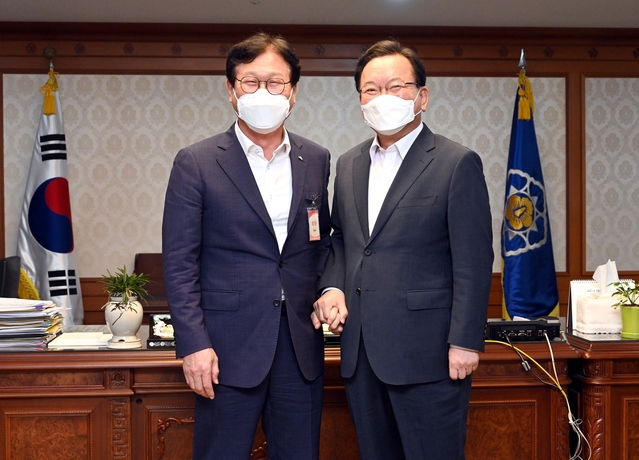 ▲ 김대권 수성구청장(왼쪽)은 지난 26일 정부서울청사에서 김부겸 국무총리와의 면담을 하고 망월지 생태경관 보전지역 지정, 수성못 수상공연장 조성, 폐지된 농업생산기반시설의 관리관 이관 법률 개정 등 현안 사업에 대해 정부 지원을 건의했다.ⓒ수성구