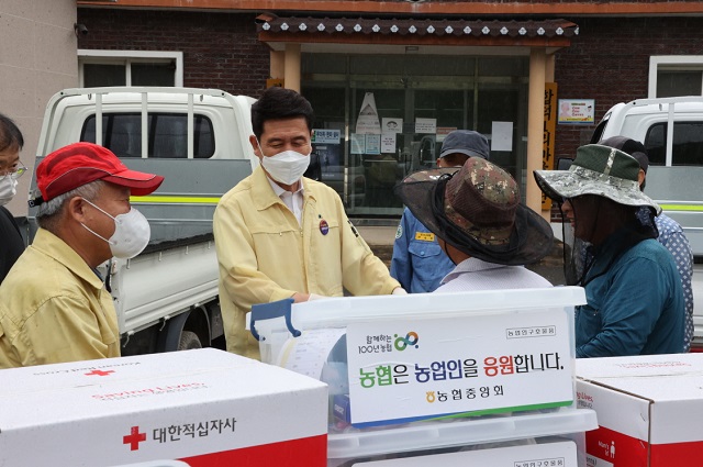 ▲ 제12호 태풍 ‘오마이스’에 따른 수해 주민들의 일상회복을 돕기 위한 후원 구호물품도 연일 답지하고 있다.ⓒ포항시