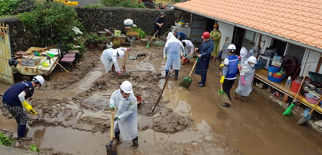 ▲ 포항시는 제12호 태풍 ‘오마이스’에 따른 기록적인 폭우로 발생한 피해를 복구해 시민들의 신속한 일상생활 복귀와 정상화를 위해 자원봉사자와 자생·봉사단체, 공무원 등 연인원 5천여명이 주말도 반납한 채 연일 구슬땀을 흘리고 있다.ⓒ포항시