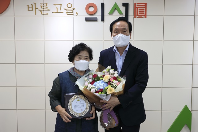 ▲ 의성성광성냥을 기증한 유족의 대표인 김춘자 여사(왼쪽)가 김주수 군수로부터 감사패를 받았다.ⓒ의성군
