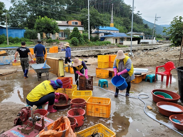 ▲ 지난 27일 친절한 경자씨(경주 자원봉사자)들이 포항시 죽장면 현장을 찾아 피해 복구 봉사활동을 펼치고 있다.ⓒ경주시