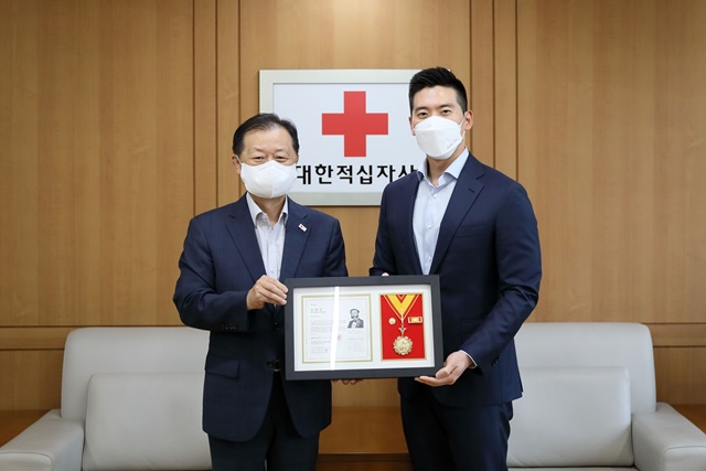 ▲ 신희영 대한적십자사 회장(좌)과 구동휘 E1 운영 담당 대표이사가 기념촬영을 하고 있다. ⓒE1