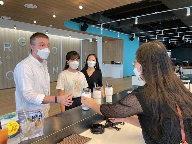 ▲ LG에너지솔루션의 '에코엔솔' 캠페인 서포터즈 활동사진. ⓒLG에너지솔루션