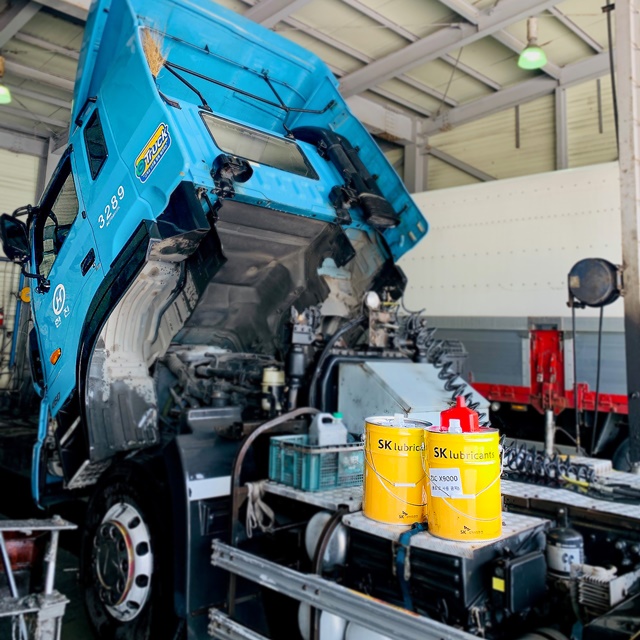 ▲ 화물차량을 대상으로 실차 테스트를 진행을 위해 사용된 SK루브리컨츠의 버스, 트럭 등 대형 차량용 초저점도 친환경 윤활유. ⓒSK이노베이션