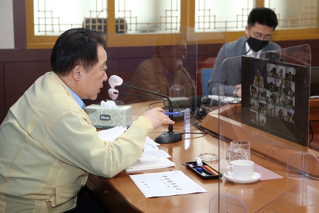 ▲ 한범덕 청주시장이 온라인 브리핑을 통해 간부회의를 주재하고 있다.ⓒ청주시