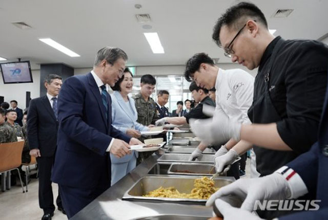 ▲ 2019년 10월 대구공군기지를 찾아 장병들과 함께 배식을 받는 문재인 대통령 내외(기사 본문과 직접적 관련은 없음). ⓒ뉴시스. 무단전재 및 재배포 금지.