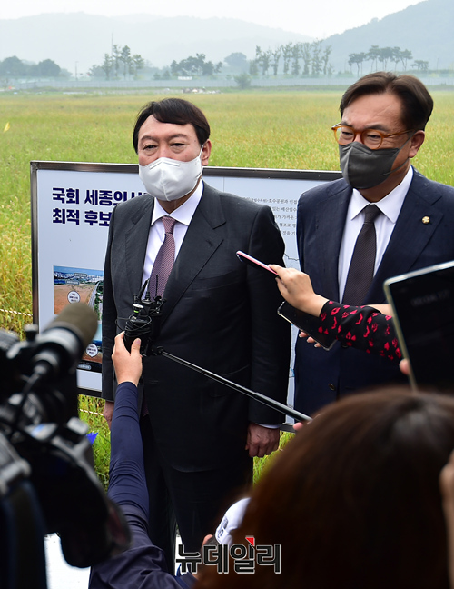 ▲ 국민의힘 대권주자인 윤석열 전 검찰총장이 30일 오후 세종시 국회 세종의사당 후보지를 방문해 정진석 의원과 대화를 나누고 있다.ⓒ세종=정상윤 기자