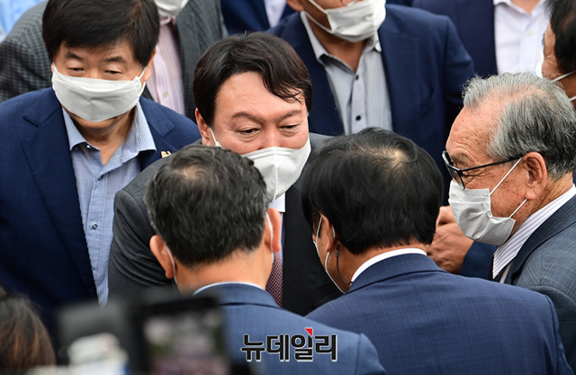 ▲ 국민의힘 대권주자인 윤석열 전 검찰총장이 30일 오후 충남 논산시 명재고택에서 열린 파평 윤씨 종친회 간담회에 참석하고 있다. 명재고택에는 '고향 방문을 환영합니다'는 현수막이 내걸렸다.ⓒ충남 논산=정상윤 기자