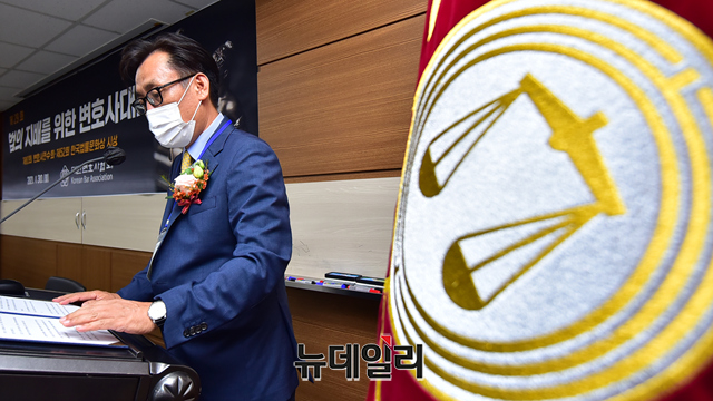 ▲ 30일 서울 강남구 대한변호사협회가 개최한 '제29회 법의 지배를 위한 변호사대회'에서 이임성 전국지방변호사회장협의회 회장이 대회사를 하고 있다. ⓒ강민석 기자