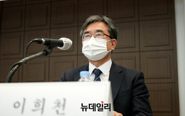 ▲ 30일 '대한민국 건국 73주년 기념 학술대회'에서 이희천 전 국가정보대학원 교수가 발표하고 있다. ⓒ장세곤 기자