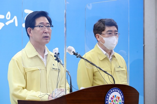 ▲ 양승조 충남도지사는 31일 도청 프레스센터에서 기자회견을 열고 내달 3일 국호에 제출되는 2022년도 정부 예산안에 충남 현안 사업 관련 국비 8조 3127억 원이 반영됐다고 밝혔다. 양 지사의 기자회견에는 맹정호 서산시장이 배석했다.ⓒ충남도