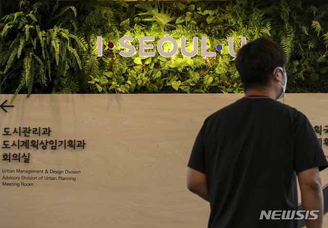 ▲ 서울경찰청 반부패·공공범죄수사대가 31일 오전 오세훈 서울시장의 '선거법 위반 혐의'와 관련해 파이시티 인허가를 담당했던 서울시 도시계획국 물류 관련 부서 등을 압수수색하고 있다. ⓒ뉴시스