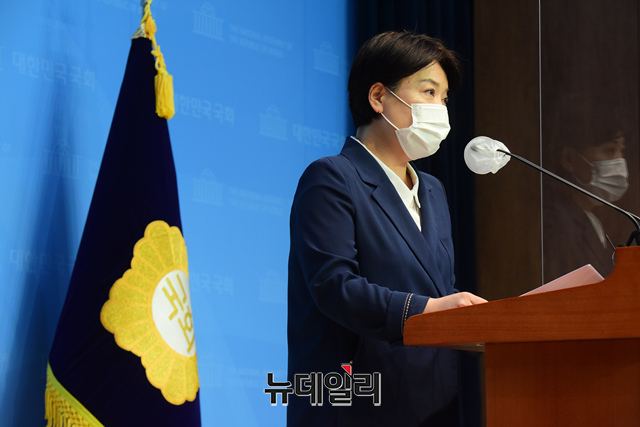 ▲ 부친의 부동산 투기 의혹으로 의원직 사퇴 의사를 밝힌 윤희숙 국민의힘 의원이 지난 27일 국회 소통관에서 기자회견을 열고 자신을 고위공직자범죄수사처(공수처)에 수사 의뢰하겠다고 밝혔다. ⓒ이종현 기자