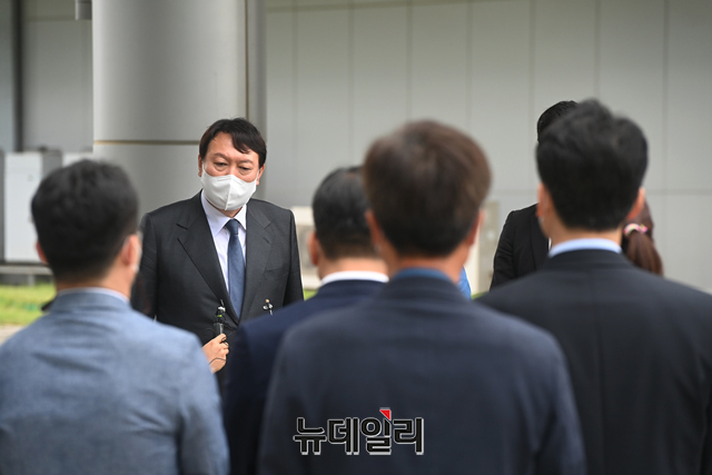 ▲ 국민의힘 윤석열 대선 예비후보가 31일 오후 충북 청주시 오송첨단의료산업진흥재단에서 관계자와 악수를 나누고 있다. ⓒ충북 청주=강민석 기자