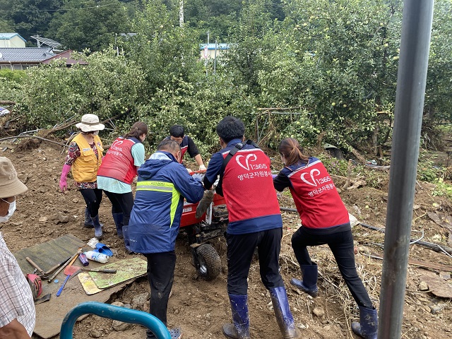 ▲ 영덕군종합자원봉사센터는 지난 27일 포항시 죽장면 현내리 일대 제12호 태풍 ‘오마이스’ 피해 현장을 찾아 피해복구 자원봉사활동을 하고 있다.ⓒ영덕군