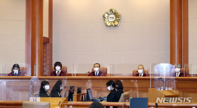 ▲ 헌법재판관들이 31일 오후 서울 종로구 헌법재판소 대심판정에서 열린 헌법소원심판 사건 선고기일에 참석하고 있다. ⓒ뉴시스