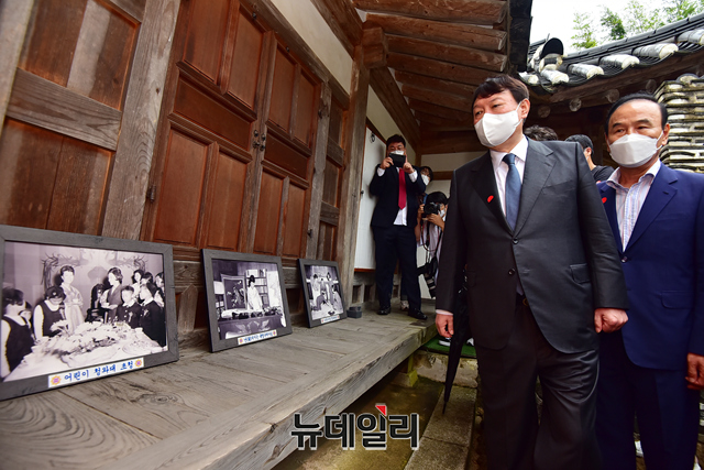 ▲ 국민의힘 윤석열 대선 경선후보가 31일 오전 충북 옥천군 육영수 여사 생가를 방문해 육 여사의 사진기록물을 살펴 보고 있다.ⓒ충북 옥천=강민석 기자