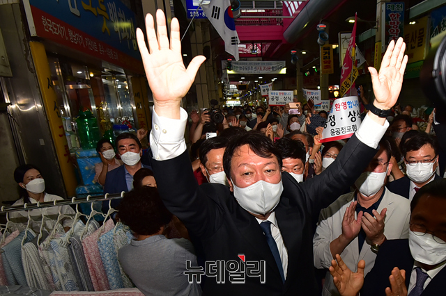 ▲ 국민의힘 윤석열 대선 경선후보가 31일 오후 충북 청주시 육거리 종합시장을 방문해 상인 및 시민과 인사를 나누고 있다.ⓒ충북 청주=강민석 기자