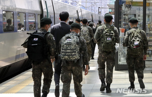▲ 지난해 8월 서울역에서 휴가길에 나서는 군 장병들(사진과 본문내용은 직접적 관련이 없습니다.) ⓒ뉴시스. 무단전재 및 재배포 금지.