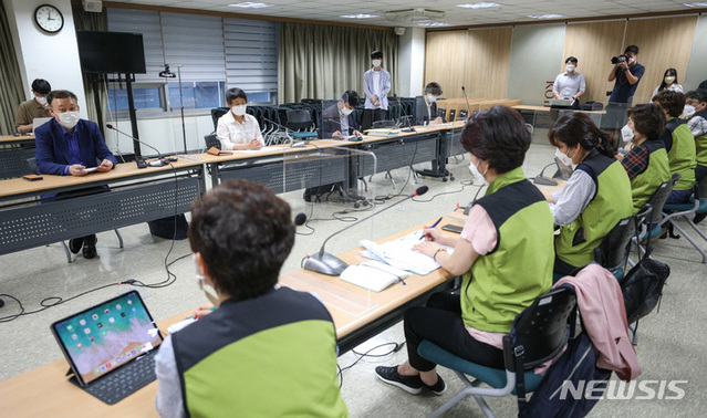 ▲ 지난 30일 오후 서울 영등포구 의료기관평가인증원에서 보건복지부와 보건의료노조 참석자들이 제12차 노정 실무교섭을 진행하고 있다. ⓒ뉴시스