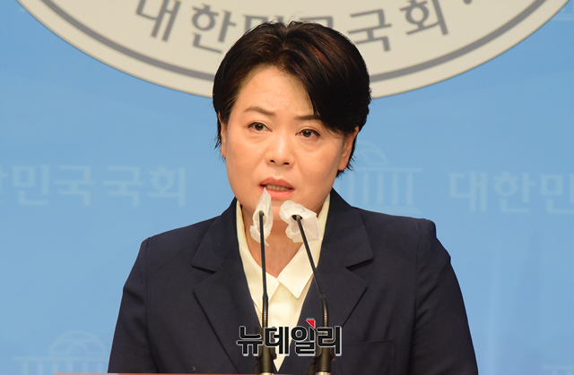 ▲ 국민권익위 부동산 전수조사에서 농지법 위반 의혹이 제기된 윤희숙 국민의힘 의원이 지난달 25일 오전 국회 소통관에서 의원직 사퇴 기자회견을 갖고 있다. ⓒ이종현 기자