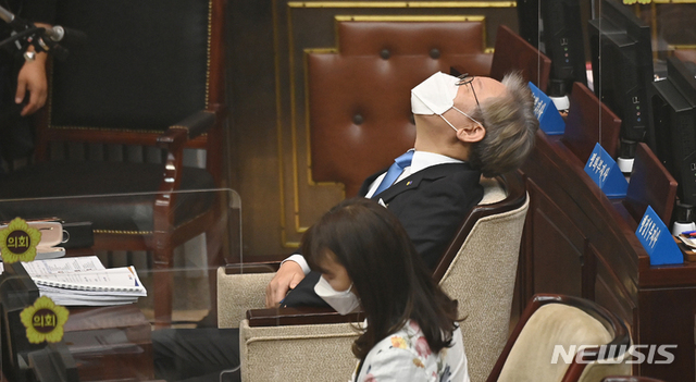 ▲ 이재명 경기도지사가 1일 오전 경기도 수원시 경기도의회에서 열린 제354회 임시회 제2차 본회의에 출석해 잠시 생각에 잠겨 있다. ⓒ뉴시스