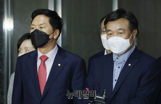 ▲ 윤호중 더불어민주당 원내대표와 김기현 국민의힘 원내대표가 지난달 30일 오후 국회 의장실에서 의사일정에 대해 내일 재협상 회동을 하기로 결정한 뒤 취재진 질문에 답변하고 있다. 자료사진.  ⓒ이종현 기자(사진=공동취재단)