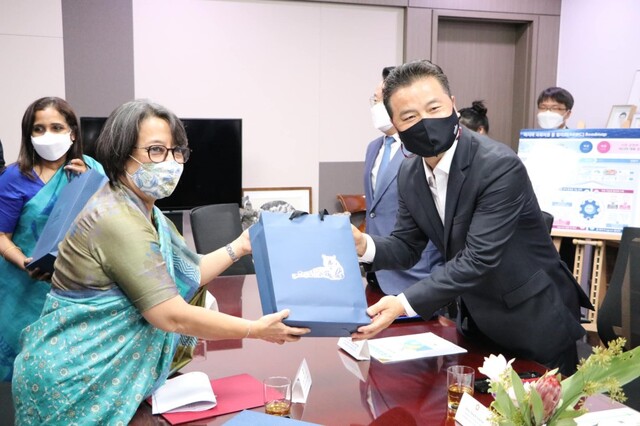 ▲ 임종성 더불어민주당 의원이 지난달 30일 리바 강굴리 다스 인도 외교부 동아시아 차관과 만난 모습. ⓒ임종성 의원 블로그