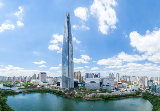 ▲ 잠실 롯데타워 전경 ⓒ 롯데지주