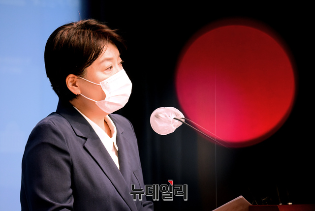 ▲ 지난달 27일 국회 소통관에서 기자회견을 열고 부친의 부동산 투기 및 내부정보 거래 등 의혹과 관련해 자신을 고위공직자범죄수사처에 수사 의뢰하겠다고 밝힌 윤희숙 국민의힘 의원. ⓒ이종현 기자