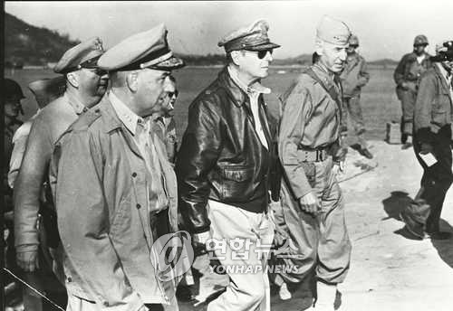 ▲ 1951년 9월 15일 인천 바다를 걸어서 상륙하는 맥아더 장군. 이 바다 남쪽 당진에 우리 고향집이 있다. ⓒ연합뉴스