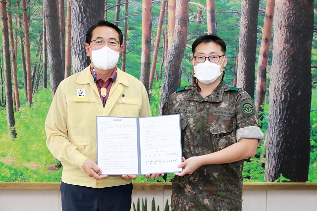 ▲ 전찬걸 군수(왼쪽)와 조대훈 대대장은 지난달 30일 동해안 군(軍) 경계철책 철거를 위한 업무협약을 체결했다.ⓒ울진군