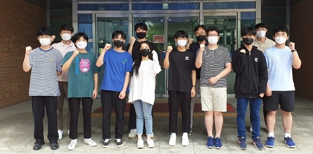 ▲ 충북과학고 학생들이 한화 사이언스 챌린지 2021에서 은상 1팀, 동상 3팀 및 우수학교상 수상을 수상했다. 수상 학생들이 과학고 현관에서 화이팅을 외치고 있다.ⓒ충북도교육청