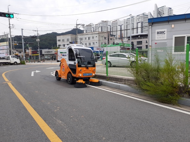 ▲ 김천시(김천시장 김충섭)은 구석구석 깨끗한 도시 조성을 위해 대형 노면청소차에 이어 전기로 움직이는 소형 노면청소차를 추가로 도입했다.ⓒ김천시