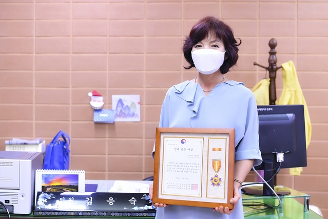 ▲ 김천시의회(의장 이우청) 김응숙 의원이 광복절을 맞아 2021 민족공훈대상을 수상했다.ⓒ김천시의회