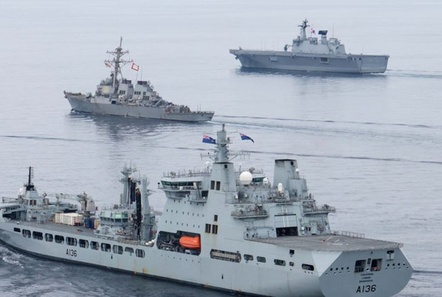 ▲ 영국 항모전단장 스티브 무어하우스 제독이 트위터에 올린 사진 가운데 세 번째. 두 번째 이지스 구축함에 성조기로 보이는 깃발이 달려 있다. ⓒ트위터 사진 크롭.