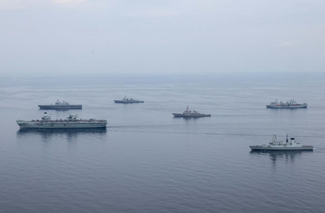 ▲ 무어하우스 제독이 올린 사진 가운데 네 번째. 퀸엘리자베스함과 독도함 뒤를 따르는 2척의 이지스 구축함이 보인다. 한 척은 한국 해군이다. ⓒ해당 트위터 사진캡쳐.