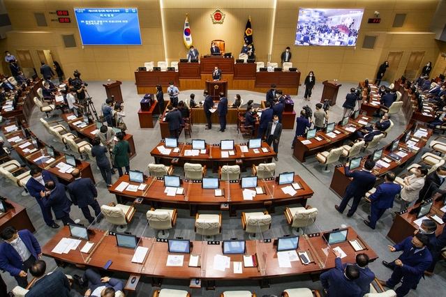 ▲ 경북 군위군의 대구편입을 위한 '경북도 관할구역 변경 안에 대한 의견 제시의 건'에 대한 수정안이 경북도의회에서 부결 처리됐다. 사진은 본회의장 표결 장면.ⓒ경북도의회