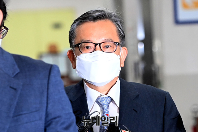 ▲ '뇌물수수 혐의'를 받고 있는 김학의 전 법무부 차관이 2일 오전 서울 서초구 서울고등법원에서 열린 파기환송심 1차 공판에 출석 중인 모습. ⓒ강민석 기자