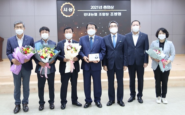 ▲ 왼쪽 세 번째부터 김성태 백운농협 조합장 겸 농협중앙회 이사, 조방형 강내농협 조합장, 염기동 충북농협 본부장, 김시군 농협청주시지부장.ⓒ농협충북본부